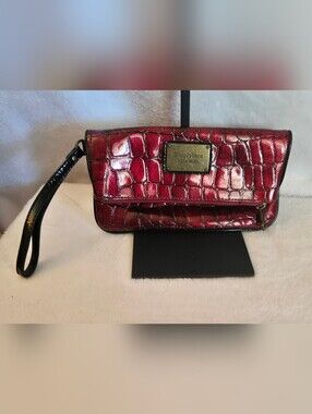 ✨️Vera Wang Red Croc-Embossed Wristlet✨️